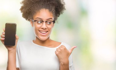 Genç güzel afro Amerikan smartphone ekran üzerinde gösterilen işaret ve başparmak kadar mutlu yüz gülümseyen tarafı ile gösterilen arka plan izole.