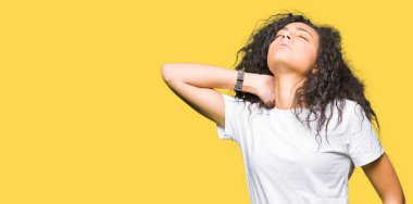 Elle, kas ağrısı boyun dokunmadan casual beyaz t-shirt acı boyun ağrısı yaralanma, giyen kıvırcık saçlı Genç güzel kız