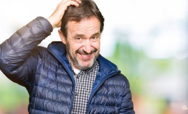 Orta yaş yakışıklı adam giyen kış ceket yanıltır ve soru hakkında merak ediyorum. Şüphe, kafasına el ile düşünme ile belirsiz. Dalgın kavramı.