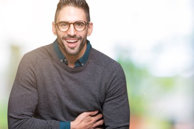 Genç yakışıklı adam gözlük izole üzerinde arka plan gülen ve komik deli şaka çünkü yüksek sesle zor gülüyor. Mutlu ifade.