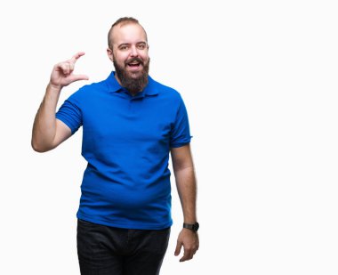 İzole arka plan gülümseyen ve boyutu işaret parmaklı ararken ve kamera işi el ile kendinden emin eller üzerinde mavi gömlek giyen genç beyaz hipster adam. Ölçü kavramı.