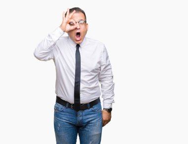 Sürpriz yüz, göz parmaklarının arasından seyir ile orta yaş bussines Arap adam gözlüklü ok jest yapıyor izole arka plan üzerinde şok. İmansız ifade.