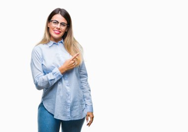 İzole arka neşeli bir gülümseme ile el ve parmak kadar kameraya bakarak yüzündeki mutlu ve doğal ifade ile yan ile işaret yüz üzerinden gözlüklü genç güzel iş kadını.