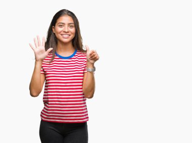 Genç güzel Arap kadın gösterilen ve parmakları ile işaret izole arka plan yüzünden kendinden emin ve mutlu gülümseyerek süre 6 numara.