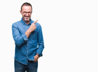 Orta yaş ağarmış komuta sizde izole arka neşeli bir gülümseme ile el ve parmak kadar kameraya bakarak yüzündeki mutlu ve doğal ifade ile yan ile işaret yüz üzerinden gözlük.