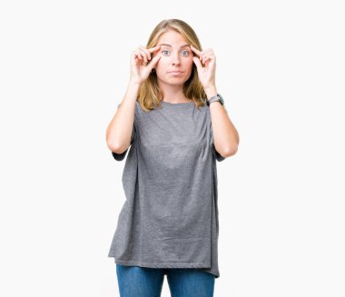 Parmaklarıyla, Uykulu ve sabah yorgunluk için yorgun gözlerini açmaya çalışırken izole arka plan üzerinde büyük boy rahat t-shirt giyen güzel genç kadın