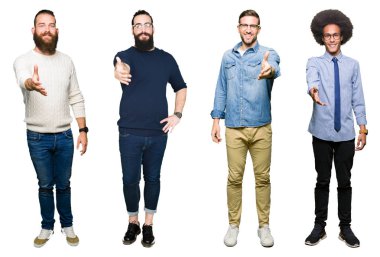 Kolaj bir grup üzerinde beyaz izole arka plan olarak tebrik ve konuksever dost sunan karşılıklı gülümseyen genç adam. Başarılı iş.