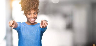 Güzel genç Afro-Amerikan kadın yüzünden izole arka plan size işaret ve parmaklar, kamerayla olumlu ve neşeli gülümseyen