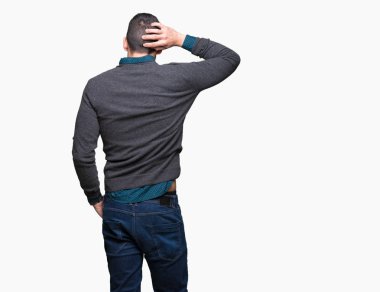 İzole arka plan geriye düşünme hakkında şüphe ile baş taraftan üzerinde gözlük takan genç yakışıklı adam