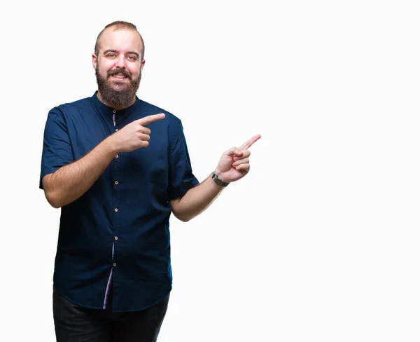 Joven Hombre Hipster Caucásico Sobre Fondo Aislado Sonriendo Mirando Cámara — Foto de Stock