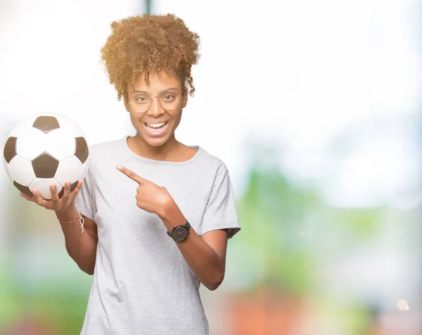 Joven Mujer Afroamericana Sosteniendo Pelota Fútbol Sobre Fondo Aislado Muy —  Fotos de Stock