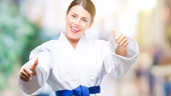 Giovane Bella Donna Indossa Uniforme Kimono Karate Sfondo Isolato Approvando — Foto Stock