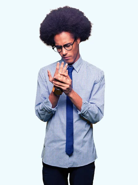 아프리카계 미국인 비즈니스 헤어스타일 착용으로 손가락에 관절염 — 스톡 사진