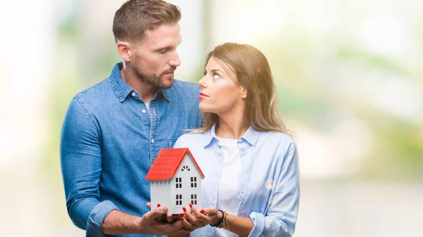 Jeune Couple Amoureux Tenant Maison Sur Fond Isolé Avec Une — Photo