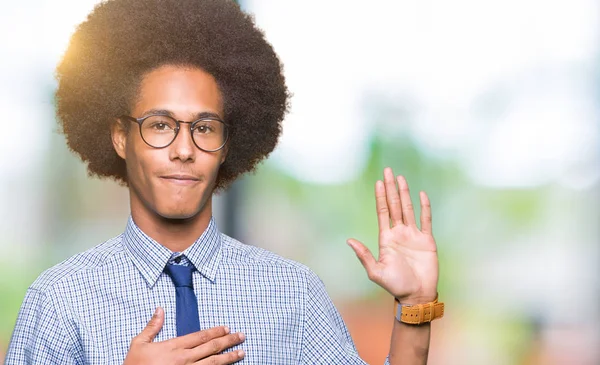 Młody Afroamerykanin Działalności Człowieka Afro Włosów Sobie Okulary Przeklinanie Ręką — Zdjęcie stockowe