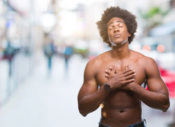 Homem Sem Camisa Afro Americano Mostrando Corpo Sobre Fundo Isolado — Fotografia de Stock