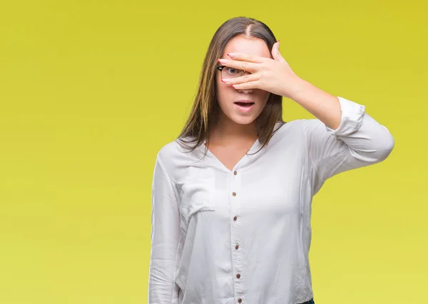 Giovane Donna Affari Caucasica Bella Indossare Occhiali Sfondo Isolato Sbirciando — Foto Stock