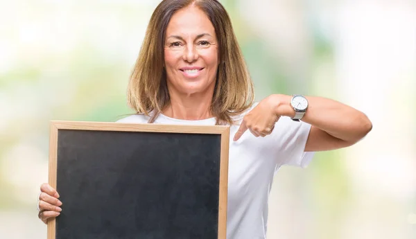 Mujer Hispana Mediana Edad Sosteniendo Pizarra Sobre Fondo Aislado Con — Foto de Stock