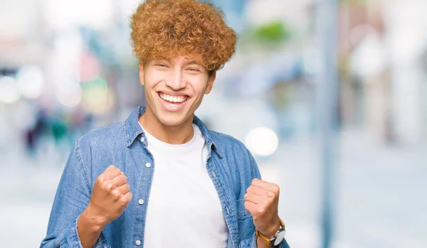 Jonge Knappe Man Met Afro Haar Dragen Van Denim Jasje — Stockfoto