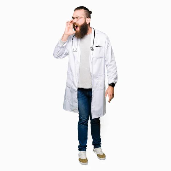 Mladá Blonďatá Lékař Muž Plnovousem Lékařský Plášť Křičí Křičí Hlasitě — Stock fotografie