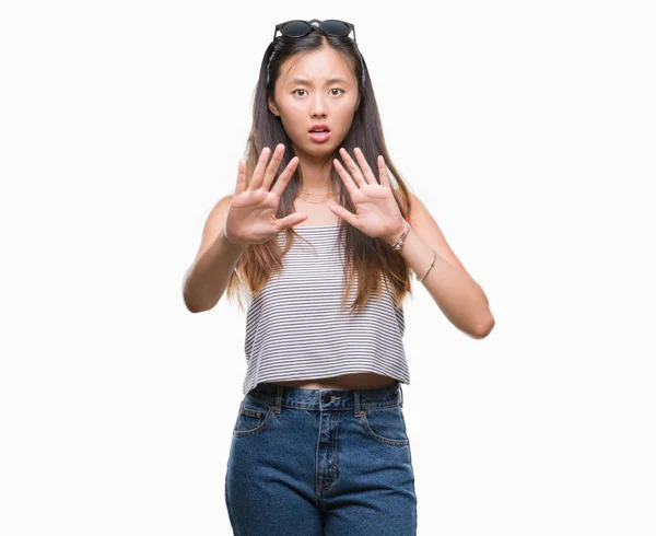 若いアジア女性のサングラスは ショックで叫び恐れて恐怖恐怖式停止手ジェスチャーで バック グラウンドを隔離しました パニックのコンセプト — ストック写真