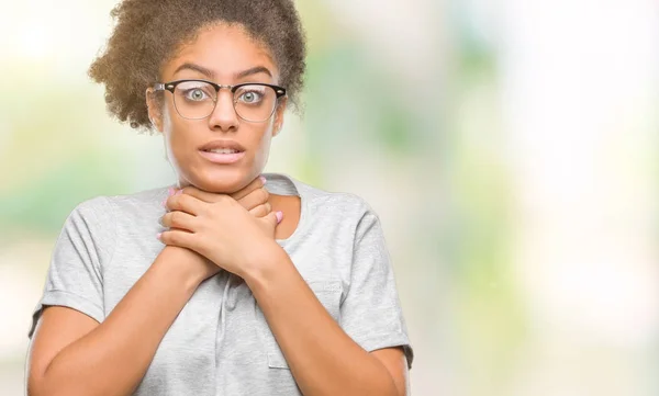 Genç Afro Amerikalı Kadın Gözlük Üzerinde Arka Plan Bağırarak Izole — Stok fotoğraf