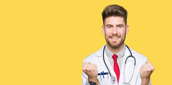 Homem Médico Bonito Jovem Vestindo Casaco Médico Celebrando Surpreso Espantado — Fotografia de Stock