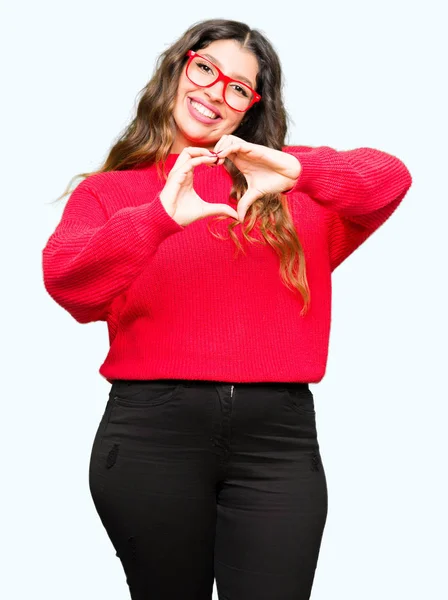 Tânără Frumoasă Poartă Ochelari Roșii Zâmbind Dragoste Arătând Simbolul Inimii — Fotografie, imagine de stoc