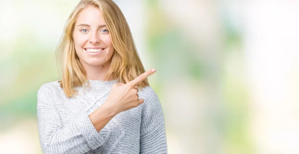 Mulher Bonita Usando Camisola Inverno Sobre Fundo Isolado Alegre Com — Fotografia de Stock