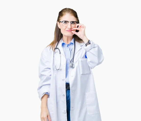 Orta Yaş Olgun Doktor Kadın Üzerinde Tıbbi Bir Palto Giyiyor — Stok fotoğraf