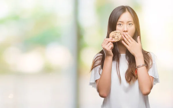 Joven Mujer Asiática Comiendo Galletas Chocolate Sobre Fondo Aislado Cubrir — Foto de Stock