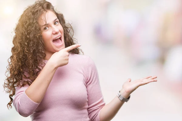 Mooie Brunette Krullend Haar Jong Meisje Roze Trui Dragen Geïsoleerde — Stockfoto