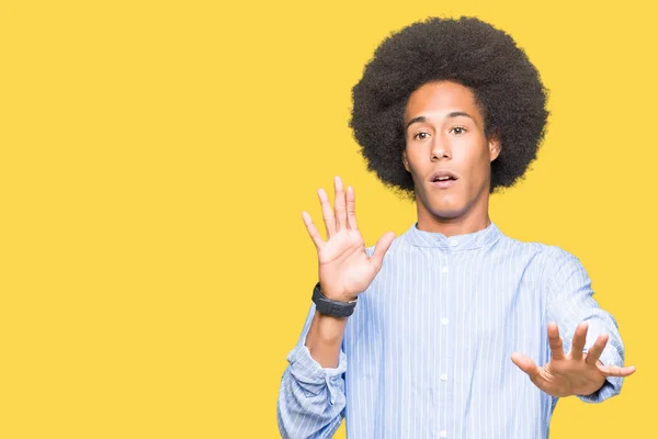 Joven Hombre Afroamericano Con Pelo Afro Asustado Aterrorizado Con Expresión — Foto de Stock