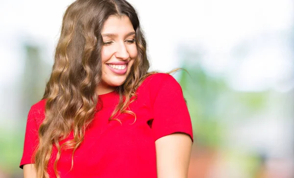 Jeune Belle Femme Portant Shirt Décontracté Regardant Côté Avec Sourire — Photo