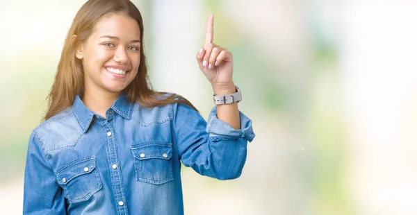 Młoda Piękna Brunetka Kobieta Ubrana Niebieski Denim Koszula Nad Palcem — Zdjęcie stockowe