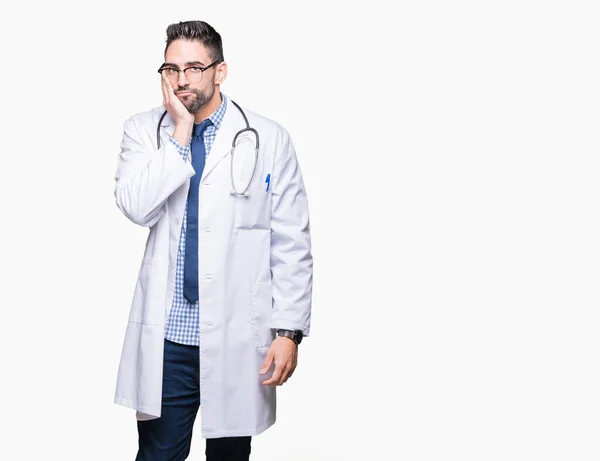 Knappe Jonge Dokter Man Geïsoleerde Achtergrond Denken Zoek Moe Verveeld — Stockfoto