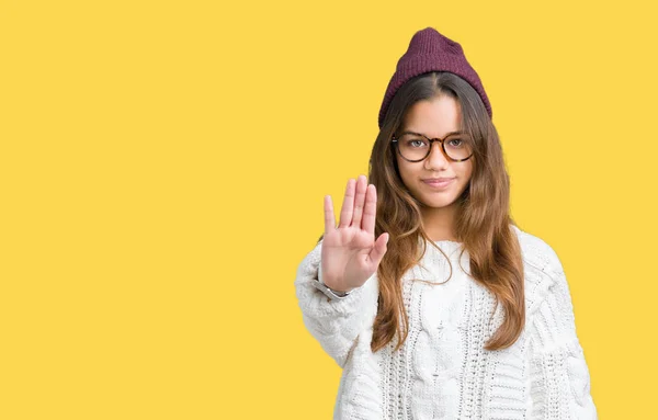 Junge Schöne Brünette Hipsterfrau Mit Brille Und Wintermütze Vor Isoliertem — Stockfoto