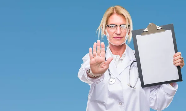 Blonde Ärztin Mittleren Alters Hält Klemmbrett Über Isoliertem Hintergrund Mit — Stockfoto