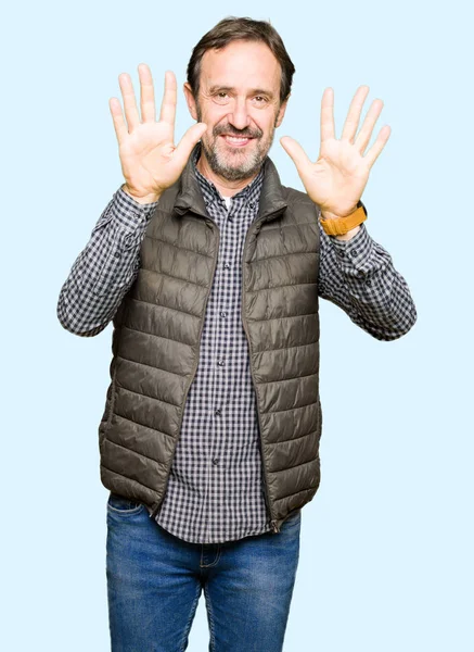 Красивий Чоловік Середнього Віку Зимовому Жилеті Показуючи Вказуючи Пальцями Номер — стокове фото