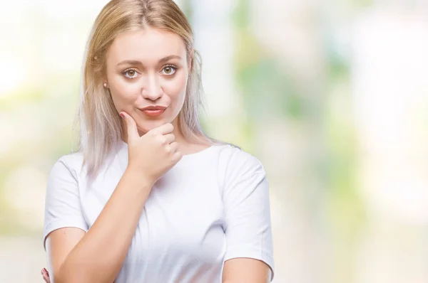 Mujer Rubia Joven Sobre Fondo Aislado Mirando Confiado Cámara Con — Foto de Stock