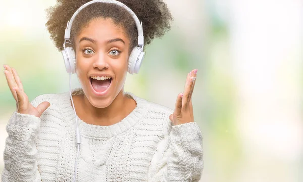 Fiatal Afro Amerikai Fejhallgató Viselése Során Elszigetelt Háttér Nagyon Boldog — Stock Fotó