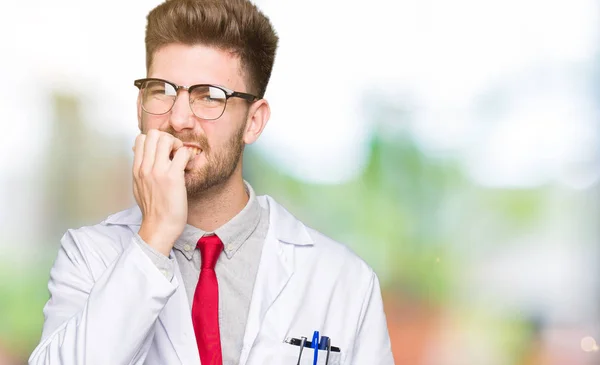 年轻英俊的科学家男子戴着眼镜 看上去压力大 双手放在嘴上咬指甲 焦虑问题 — 图库照片