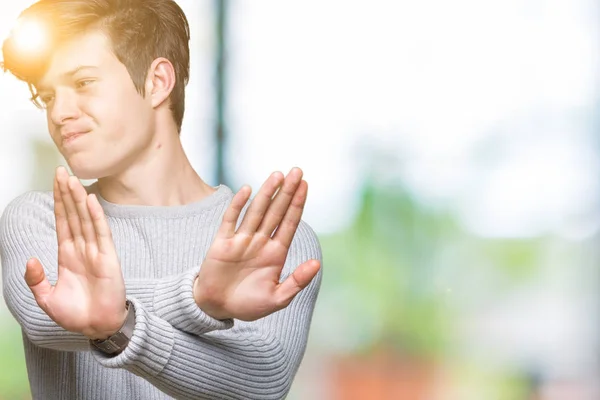 Jonge Knappe Man Winter Trui Dragen Geïsoleerde Achtergrond Afwijzing Expressie — Stockfoto