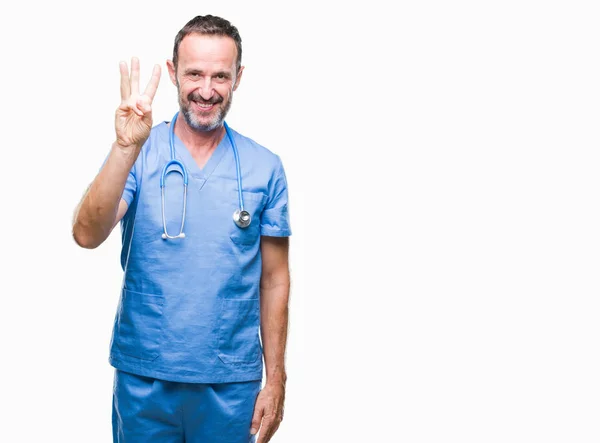 中年白发高级医生在孤立的背景上穿着医疗制服 一边用手指三指着 一边微笑着自信和快乐 — 图库照片