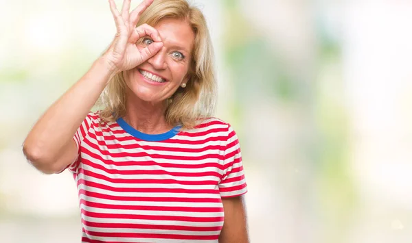 Blond Žena Středního Věku Izolované Pozadí Dělá Gesto Rukou Úsměvem — Stock fotografie