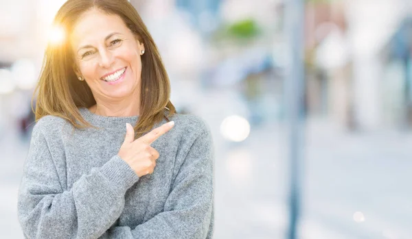 Hermosa Mujer Mediana Edad Vistiendo Suéter Invierno Sobre Fondo Aislado — Foto de Stock