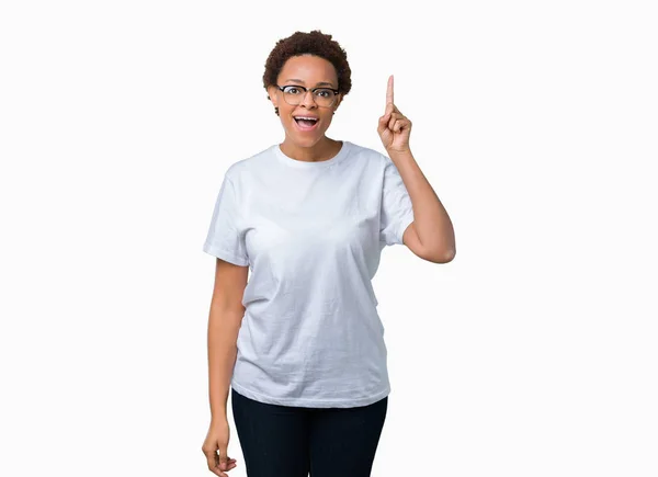 Mooie Jonge African American Vrouw Bril Geïsoleerde Achtergrond Wijzende Vinger — Stockfoto