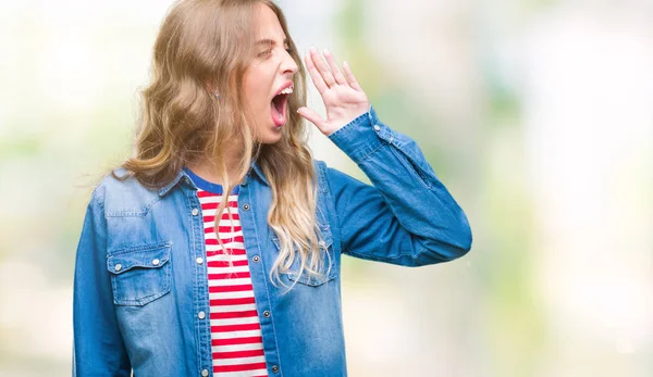 叫ぶと 口の中に手の側に大声で叫んで分離の背景に美しい若いブロンドの女性 通信の概念 — ストック写真