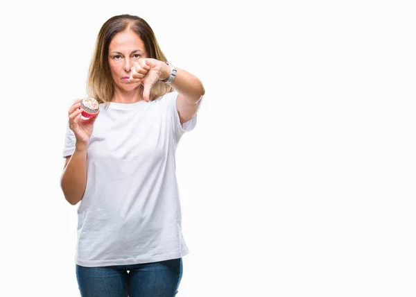 Spaanse Vrouw Middenleeftijd Cupcake Eten Geïsoleerde Achtergrond Met Een Boos — Stockfoto