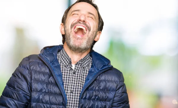 Hombre Guapo Mediana Edad Vistiendo Abrigo Invierno Sonriendo Riendo Voz — Foto de Stock